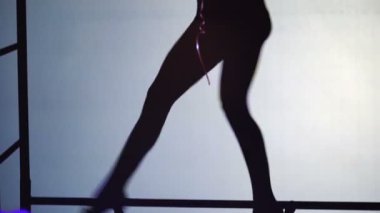 Kulüpte dans seksi güçlü kadın