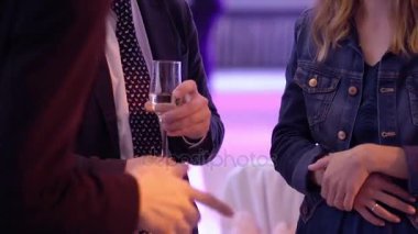 Parti üzerine konuşan insanlar