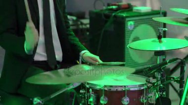 Perküsyon konser oynamaya davulcu