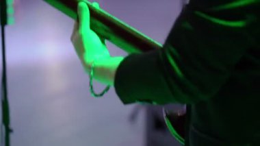 Adam konser gitar çalmak