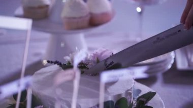 Beyaz parti pasta kesme bıçağı ile