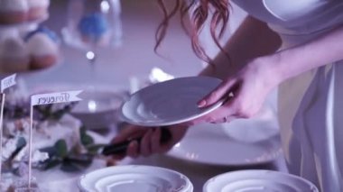 Gelin düğün pastasından alır