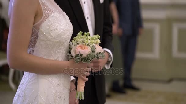 Невеста с цветами на церемонии — стоковое видео