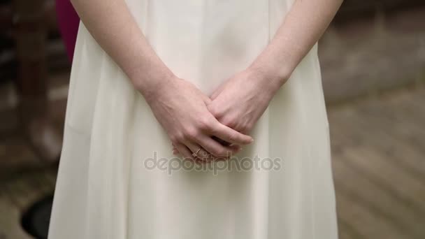 Noiva em vestido de noiva ficar — Vídeo de Stock