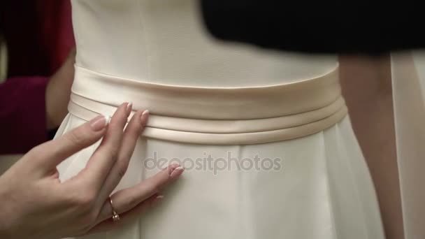 Brud i brudklänning röra bälte — Stockvideo