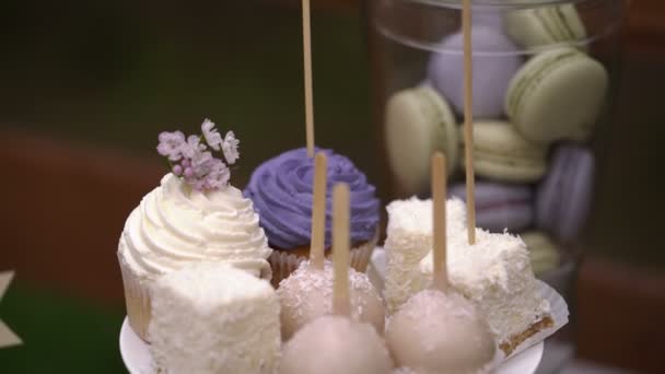 Dulces en la mesa de postres — Vídeos de Stock