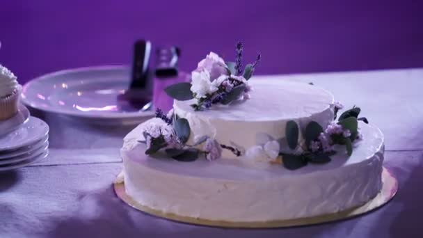 Белый торт — стоковое видео