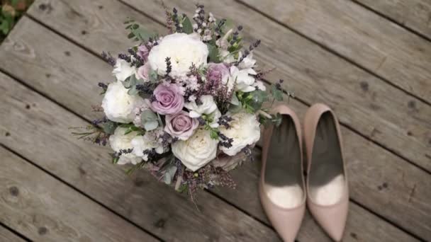Buket ve kadın ayakkabı — Stok video