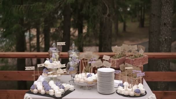 Свитки на десертном столе — стоковое видео