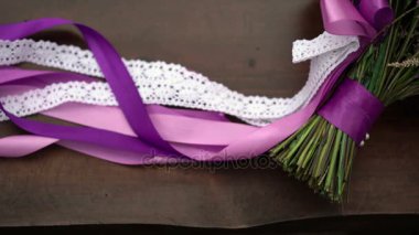 Buket mor ve beyaz şeritler