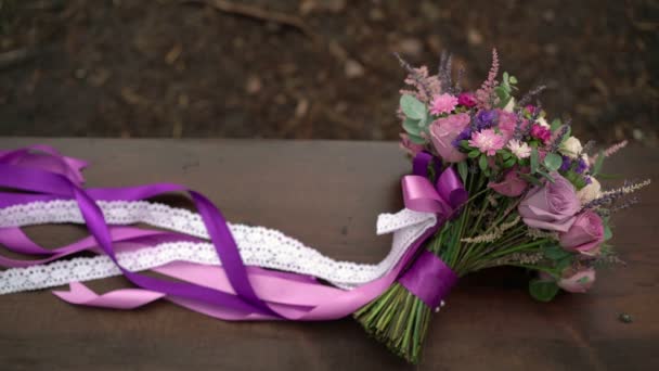 Bouquet con nastri viola e bianchi — Video Stock