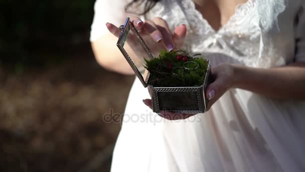 年轻女子捧着结婚戒指盒 — 图库视频影像