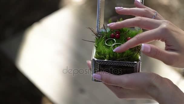 Caja de espera de mujer joven con anillos de boda — Vídeo de stock