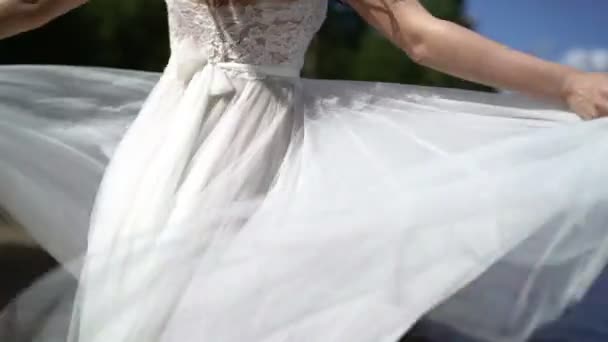 Невеста в свадебном платье кружит — стоковое видео