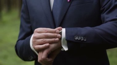 Klasik takım elbise erkekte kol saati