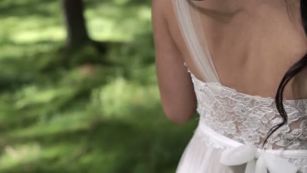 Giovane donna sposa agitando lunghi capelli scuri — Video Stock