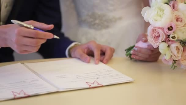 Novio documento de firma en la ceremonia de boda — Vídeo de stock