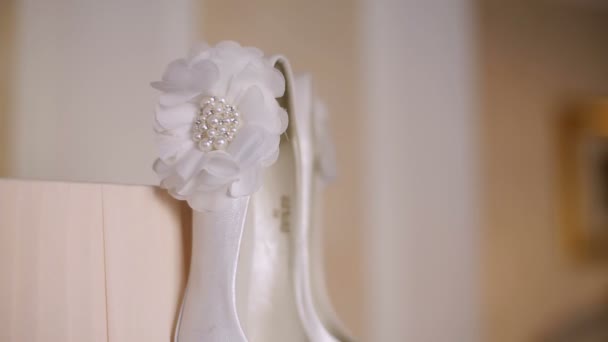 Zapatos de mujer blancos en lámpara — Vídeo de stock
