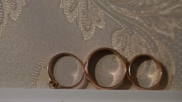 Tres anillos de boda en la habitación — Vídeo de stock