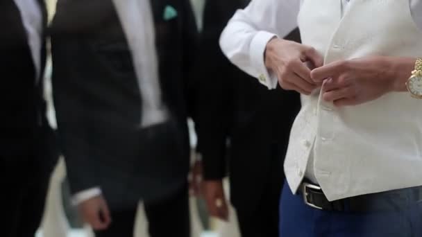 Groom usando botão jaqueta branca — Vídeo de Stock