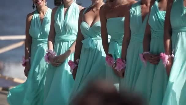 绿松石的礼服，在婚礼上的伴娘 — 图库视频影像