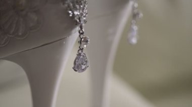 Güzel küpe ve beyaz kadın ayakkabı