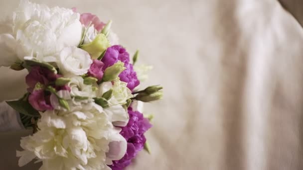 Bouquet on a bed — Stock Video