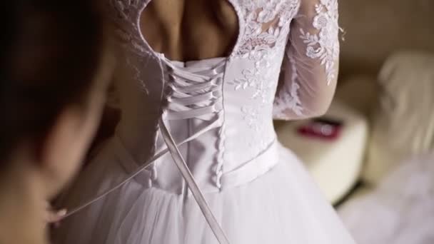 Ношение свадебного платья — стоковое видео
