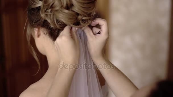 Ношение свадебной вуали — стоковое видео