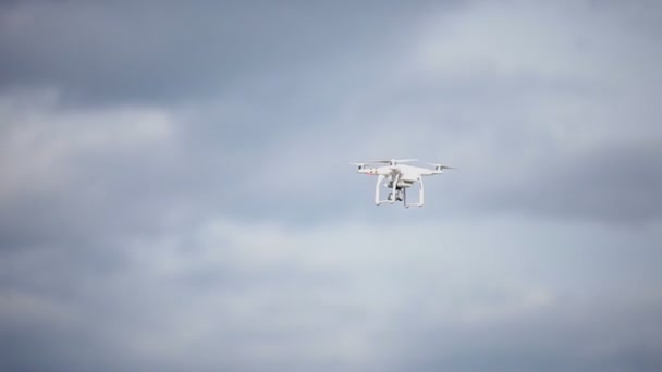 Quadcopter latające na niebie — Wideo stockowe