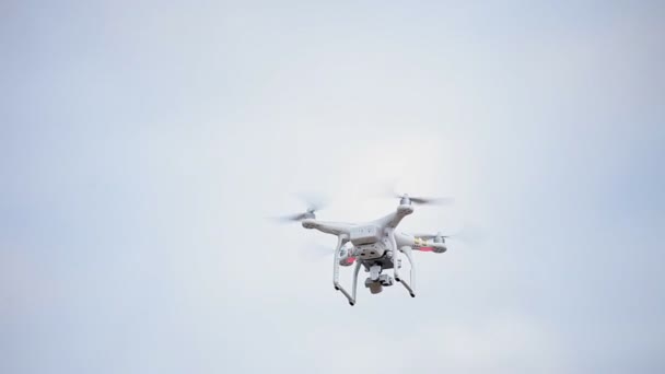 Quadcopter 在天空飞翔 — 图库视频影像