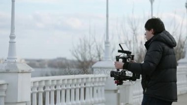 Kameraman ile elektronik gimbal steadicam
