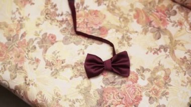 Adam kırmızı papyon alır