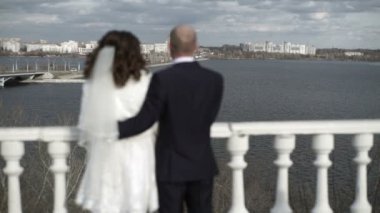 Genç güzel düğün çift dolgu üzerinde