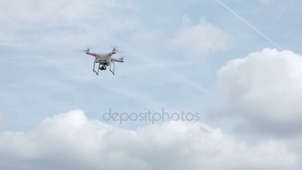 Quadcopter volando en el cielo — Vídeo de stock