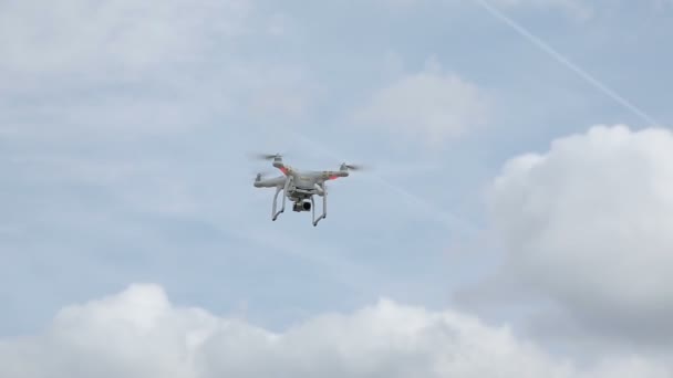 Quadcopter repül az égen — Stock videók