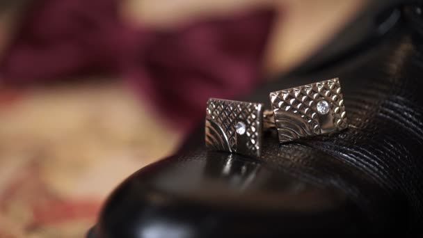 Мода на мантию: запонки, туфли и галстук-бабочка — стоковое видео