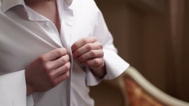 Homme portant une chemise blanche — Video