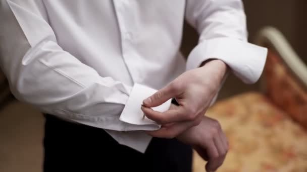 Man wearing cufflinks — Stock Video