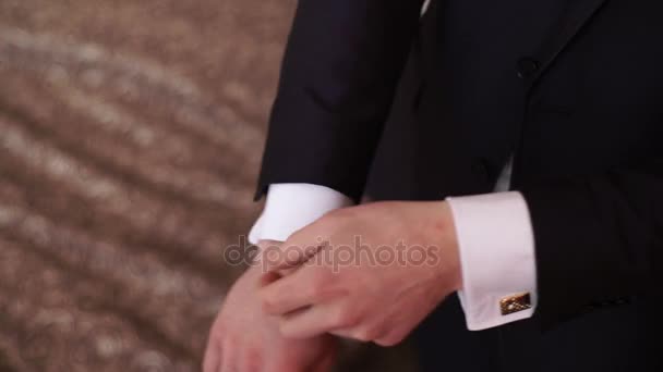 Homme portant une veste noire 