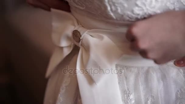 Bär bältet på brudklänning — Stockvideo
