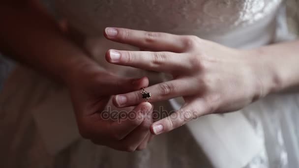 Bride put on ring on a finger — Stock Video