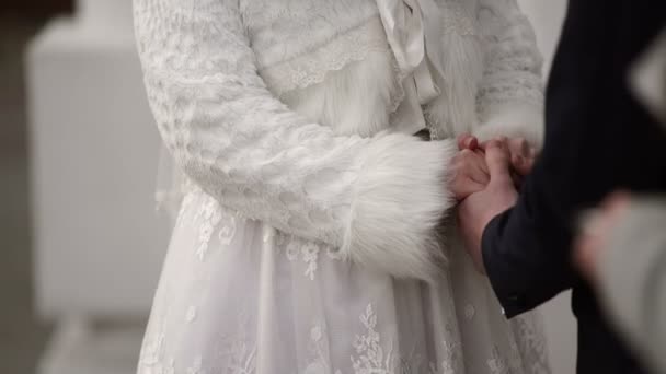 Noiva e noivo de mãos dadas na cerimônia — Vídeo de Stock