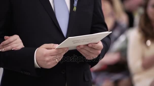 Bräutigam mit Hochzeitsurkunde bei Zeremonie — Stockvideo