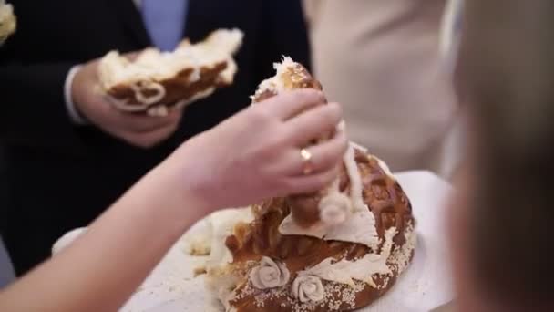Breaking wedding bread — Stock Video