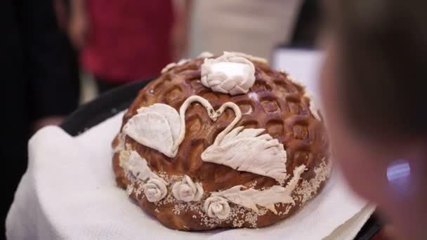 Romper el pan de boda — Vídeo de stock