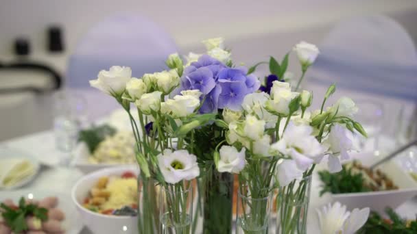 Samenstelling van de bloemen op tafel — Stockvideo