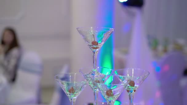Pyramida šampaňského na večírku — Stock video