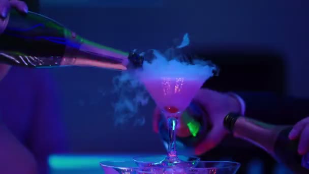 Champagner-Pyramide auf der Party — Stockvideo