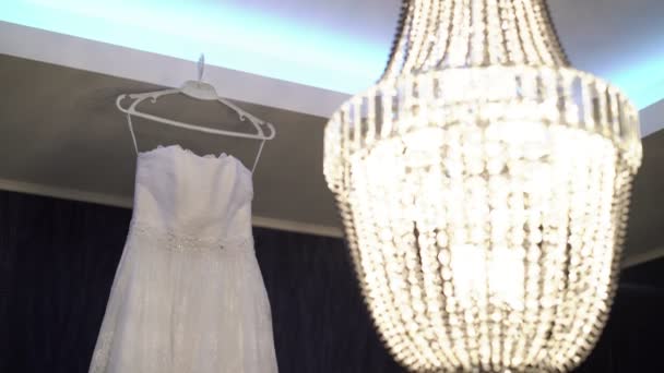 Robe de mariée dans la chambre — Video